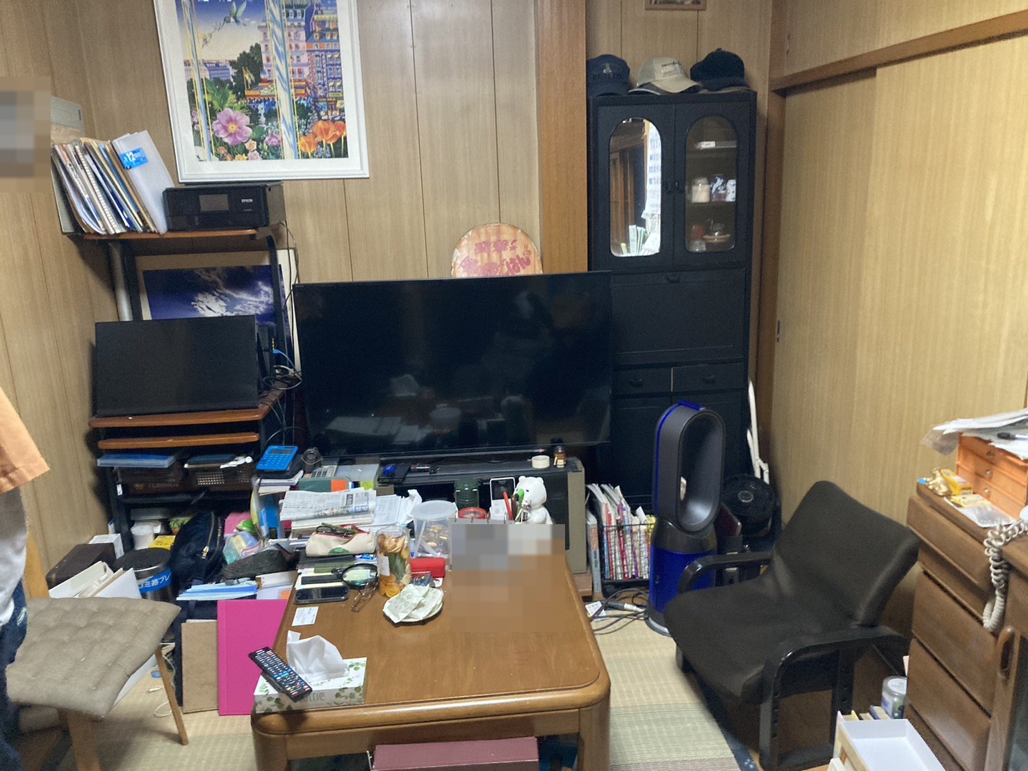 作業前:家財や生活用品が残る居間